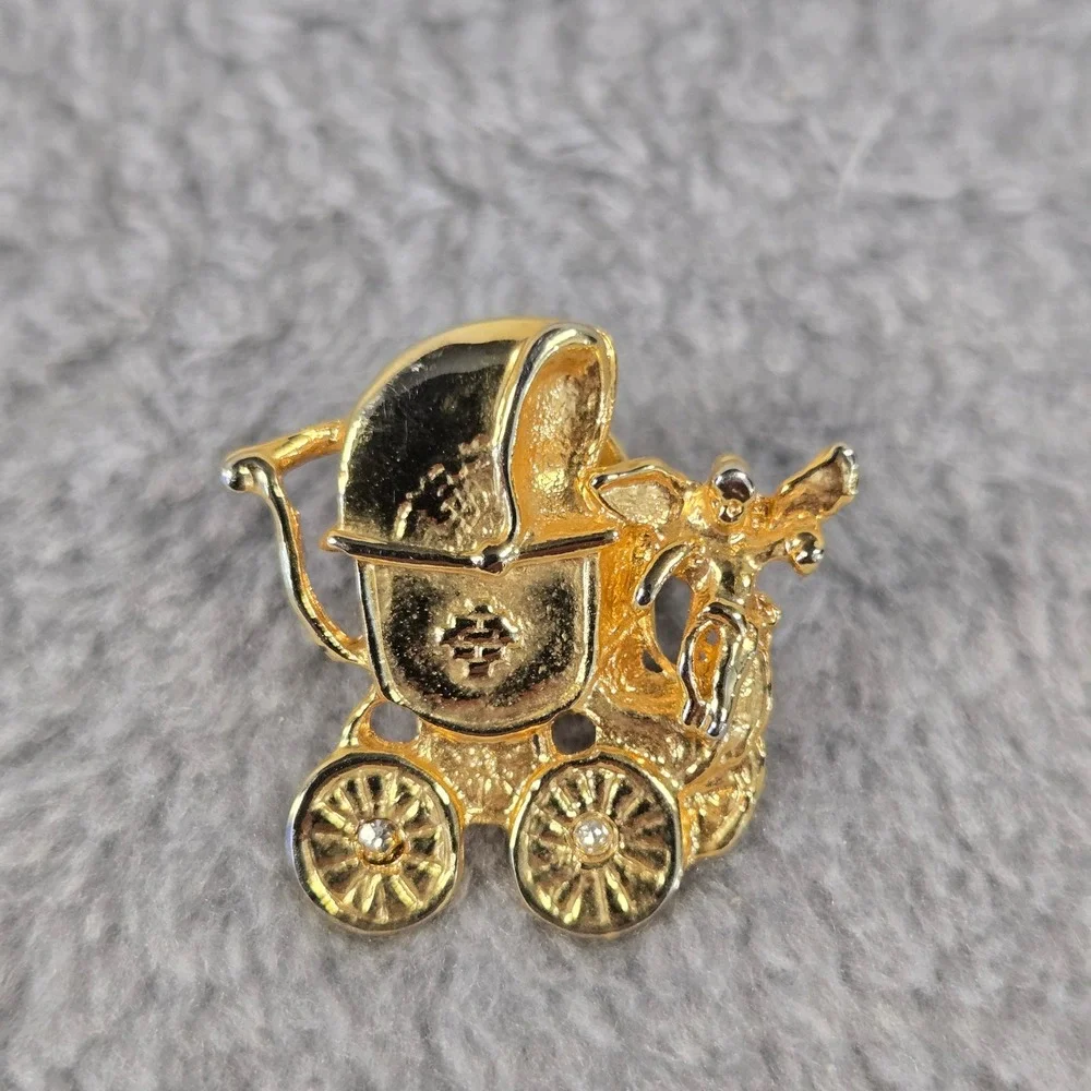Vintage Gold Tone Baby Carriage‎ Stroller Lapel Pin Novelty Brooch Tie Tack